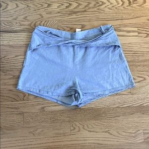 High wasted light wash shorts with tie
